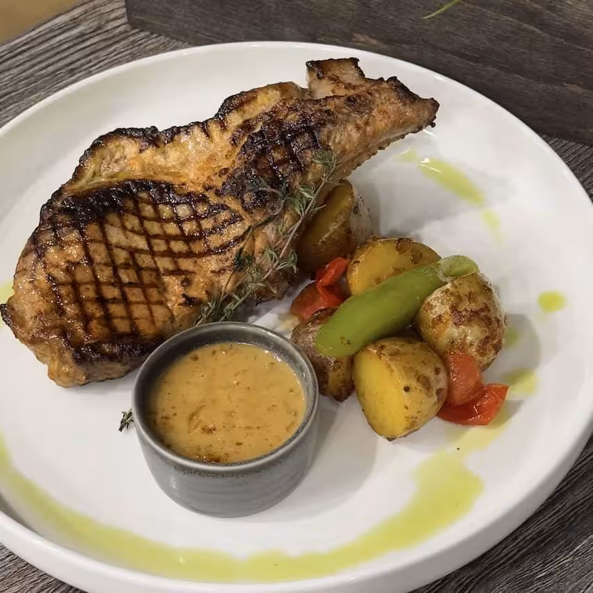 Фото Свиная корейка на кости с соусом из лесных грибов